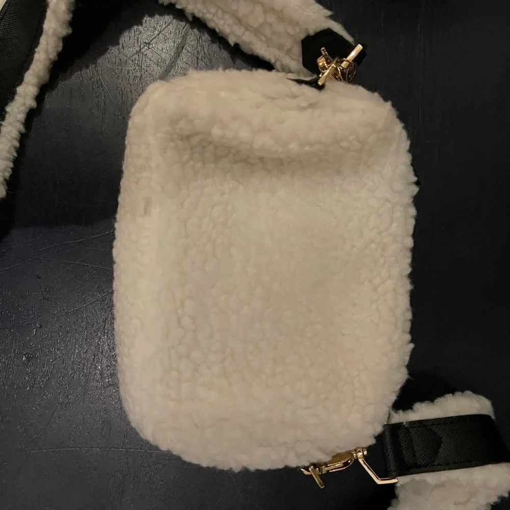 Stella & Dot white shearling crossbody, brand new condition - Picture 3 of 3